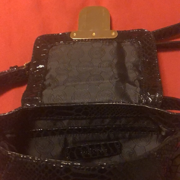 Michael Kors crossbody/ 2 slip pockets inside. Slip pocket outside back. - Picture 3 of 5